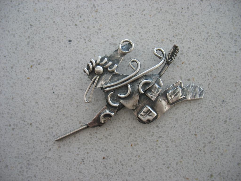 Broche Heks op Bezemsteel Geëmailleerd op Koper Vintage, Ophalen of Verzenden, Overige materialen, Broche