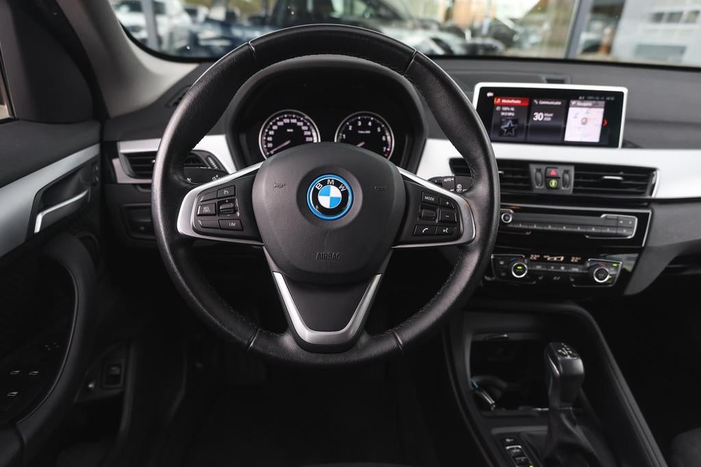 BMW X1 xDrive25e Automaat / Apple CarPlay / Getint glas / Cr, Stof, Gebruikt, Met garantie (alle), Zwart