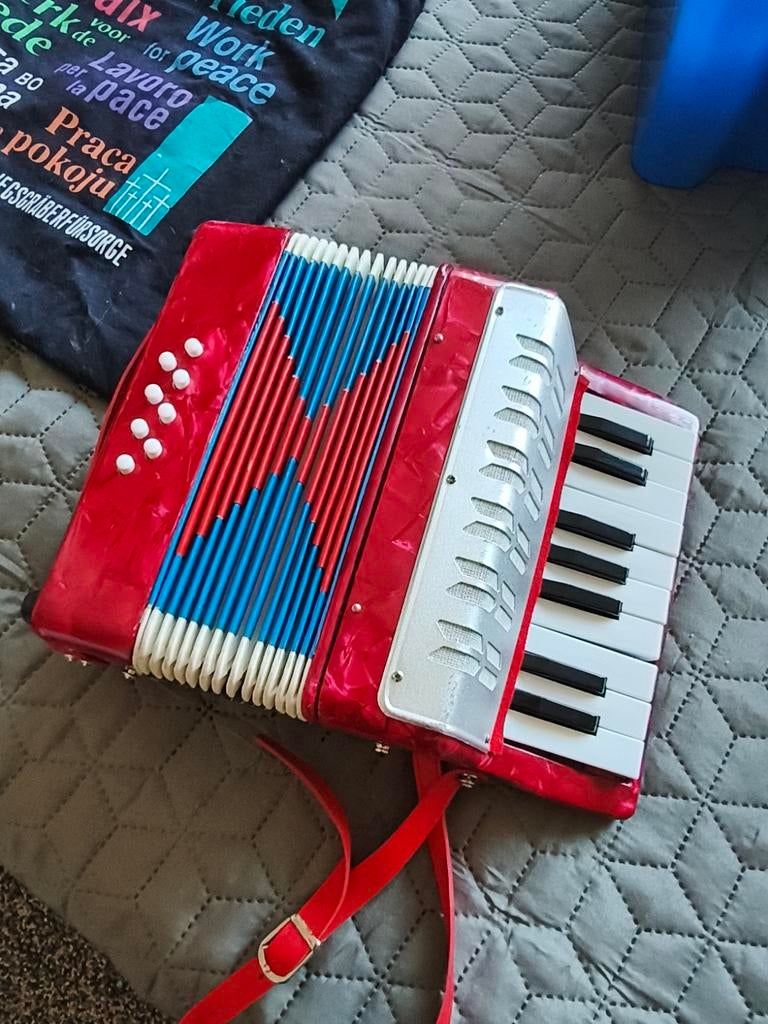 Kleine rode trekzak voor kinderen - Accordeon, Muziek en Instrumenten, Accordeons, Ophalen, Gebruikt, Overige formaten, Overige merken