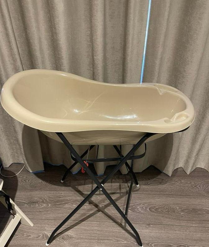 Beige/taupe bad met zwarte badstandaard - ZGAN, Ophalen, Zo goed als nieuw, Badzitje of Badring