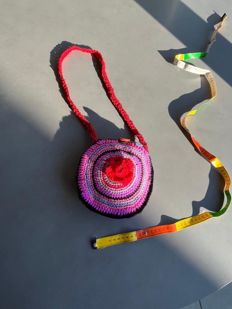 Nieuw klein rond roze/rood gehaakt tasje, Verzenden, Nieuw, Overige kleuren, Schoudertasje