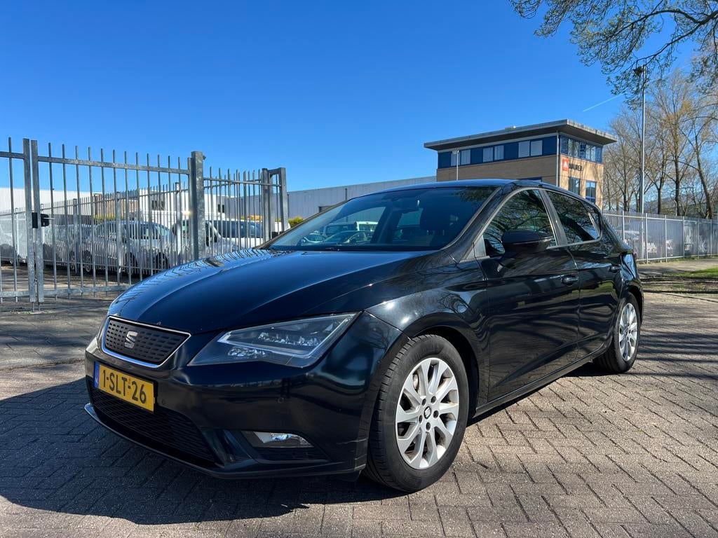 Seat Leon 1.6 TDI 81KW/110PK 2013 Zwart, Auto's, Voorwielaandrijving, 4 cilinders, Leon, Zwart