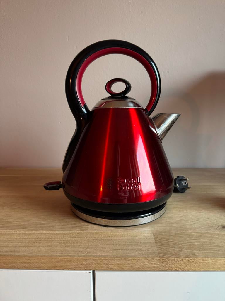 Russell Hobbs waterkoker rood, 1 tot 2 liter, Ophalen, Gebruikt, Draadloos