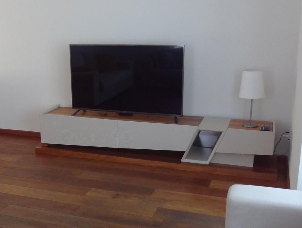 TV Meubel - 250 x 52 x 45 cm - Handgemaakt - Massief Hout, Huis en Inrichting, Kasten | Televisiemeubels, Ophalen, Zo goed als nieuw