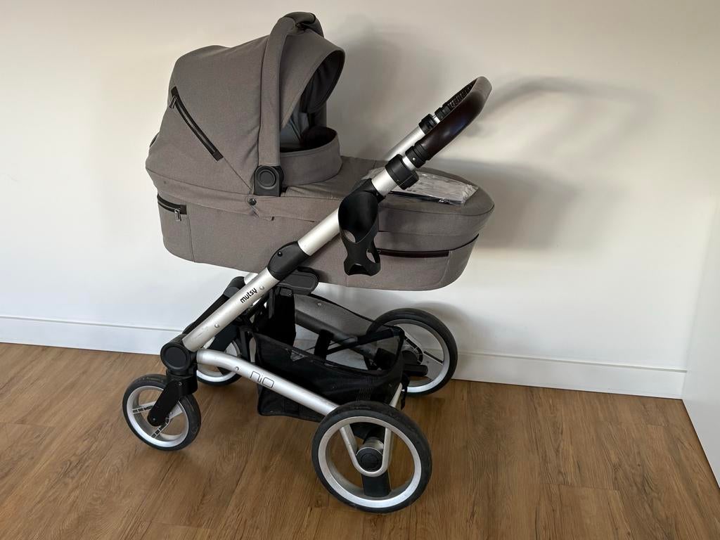 Mutsy Nio Kinderwagen met reiswieg en Maxi-Cosi autostoel, Kinderen en Baby's, Kinderwagens en Combinaties, Gebruikt, Combiwagen
