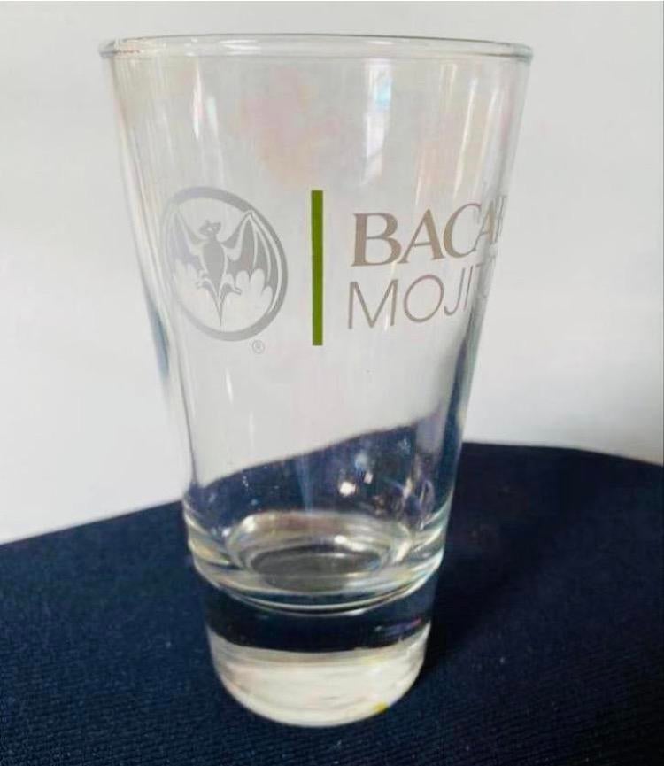 Glas van Bacardi Mojito met verzwaarde bodem. Hoogte 13,5 cm, Ophalen of Verzenden, Gebruikt, Borrel- of Shotglas