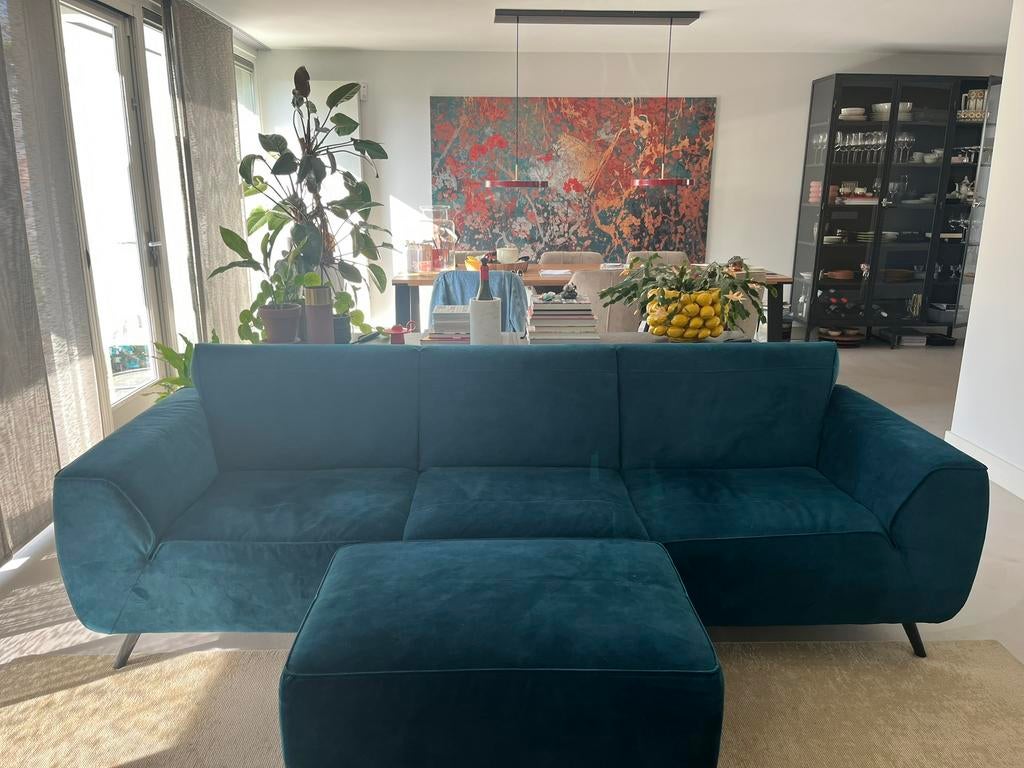 Moderne XOOON 3-zitsbank met poef in Petrolblauw fluweel, Huis en Inrichting, Banken | Voetenbanken en Poefen, Ophalen, Minder dan 50 cm