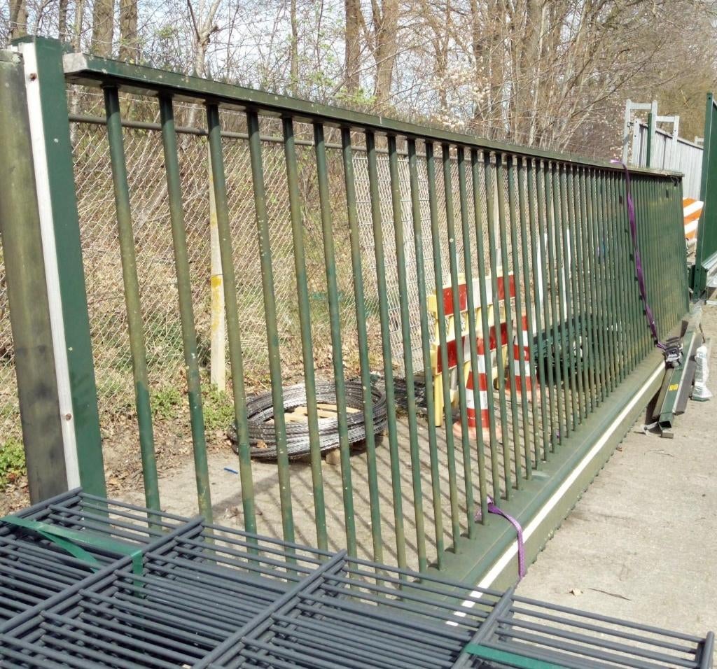 Schuifpoort Vrijdragend. 6 mtr doorgang. 2 mtr hoog., Ophalen, Met poort, Gebruikt, Aluminium