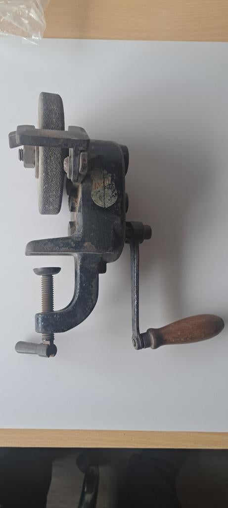Antieke handaangedreven slijpsteen met klem, Antiek en Kunst, Antiek | Gereedschap en Instrumenten, Ophalen