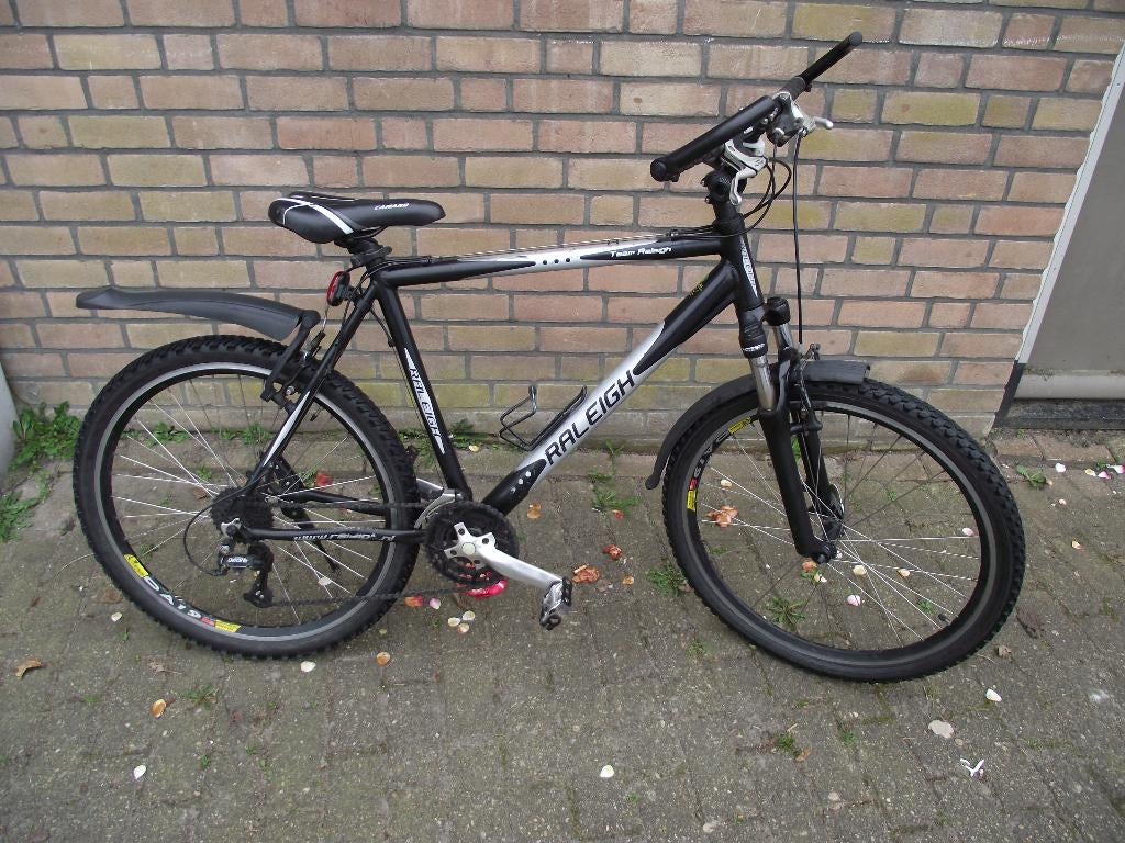 26 inch jongensfiets  raleigh team mtb  24 versn + vering, Fietsen en Brommers, Fietsen | Mountainbikes en ATB, Gebruikt, Overige merken