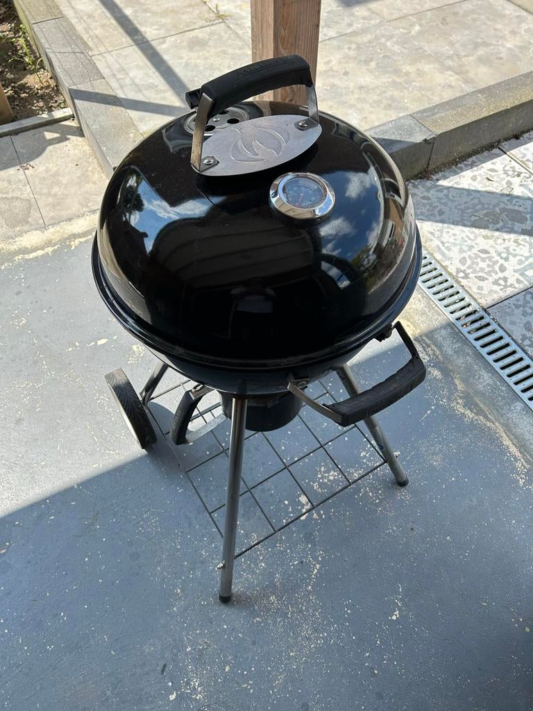 Napoleon BBQ - Compacte houtskoolbarbecue, Tuin en Terras, Houtskoolbarbecues, Ophalen, Gebruikt, Met accessoires