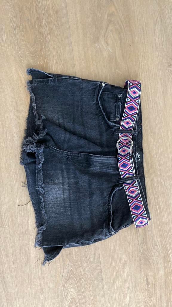 Zwarte korte broek maat m van only, Kleding | Dames, Broeken en Pantalons, Ophalen of Verzenden, Zo goed als nieuw, Zwart, Kort