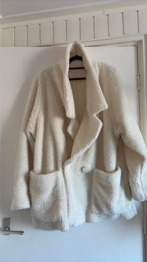 Roomwitte fluffy jas/vest  mt 40, Kleding | Dames, Ophalen of Verzenden, Zo goed als nieuw, Maat 38/40 (M)