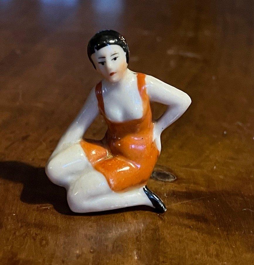 Antiek Japans beeldje van een jonge vrouw, Ophalen of Verzenden