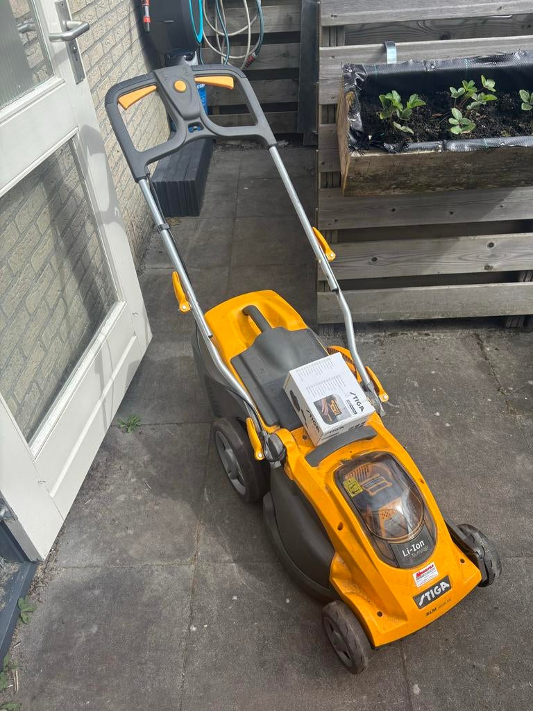 Stiga accu grasmaaier met lader en boekje, Ophalen, Gebruikt, 30 t/m 39 cm, Accu-grasmaaier
