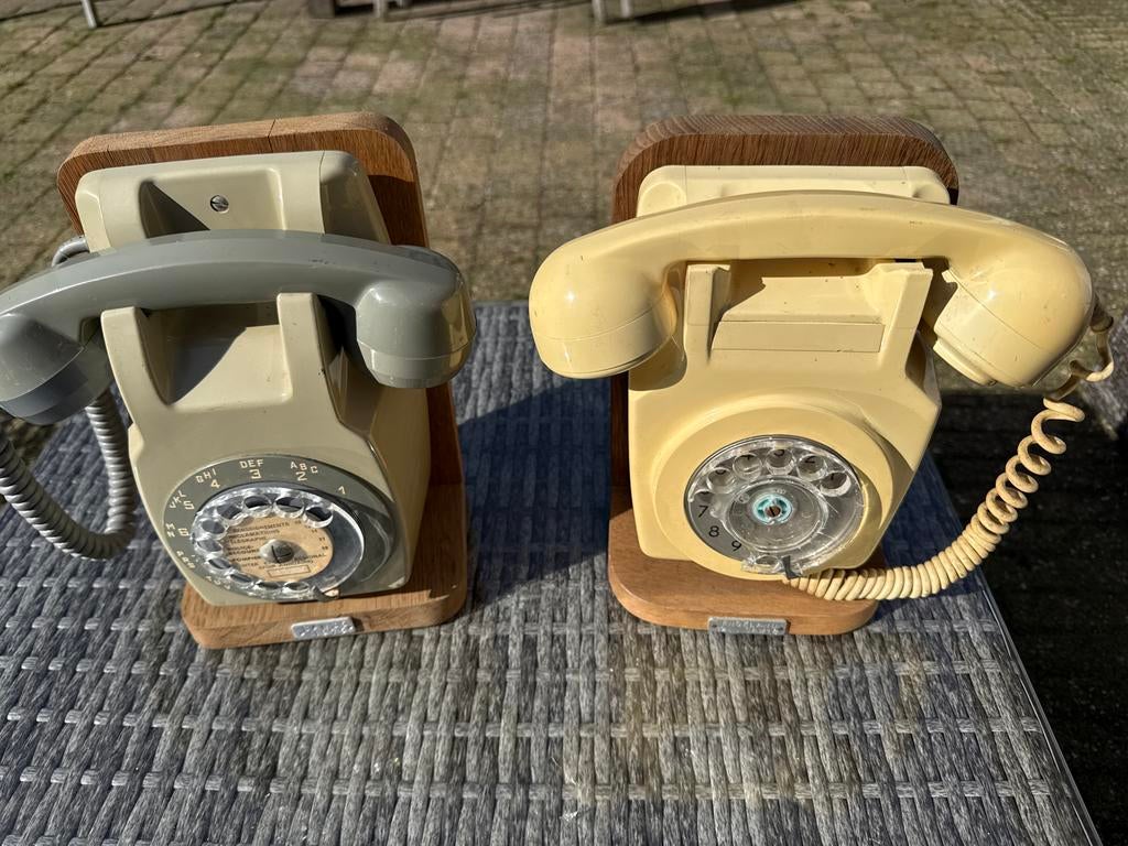 Twee oude telefoons met draaischijf, Ophalen of Verzenden