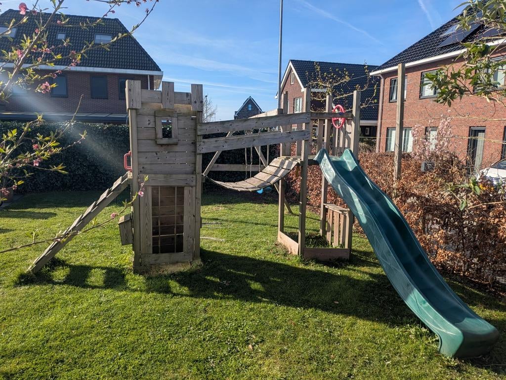 Houten speeltoestel met glijbaan en schommels, Kinderen en Baby's, Speelgoed | Buiten | Speeltoestellen, Ophalen, Gebruikt, Glijbaan