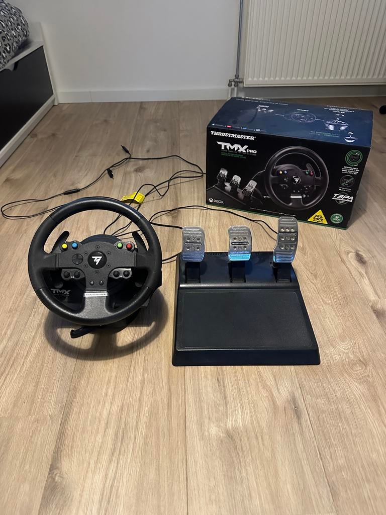 Thrustmaster racestuur en pedalen, Spelcomputers en Games, Ophalen, 1 speler, Racen en Vliegen, Zo goed als nieuw