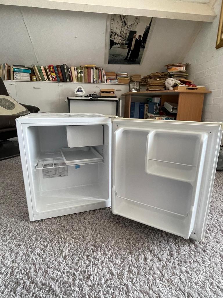 Compacte mini koelkast - Ideaal voor kleine ruimtes, Witgoed en Apparatuur, Koelkasten en IJskasten, Ophalen, Minder dan 75 liter