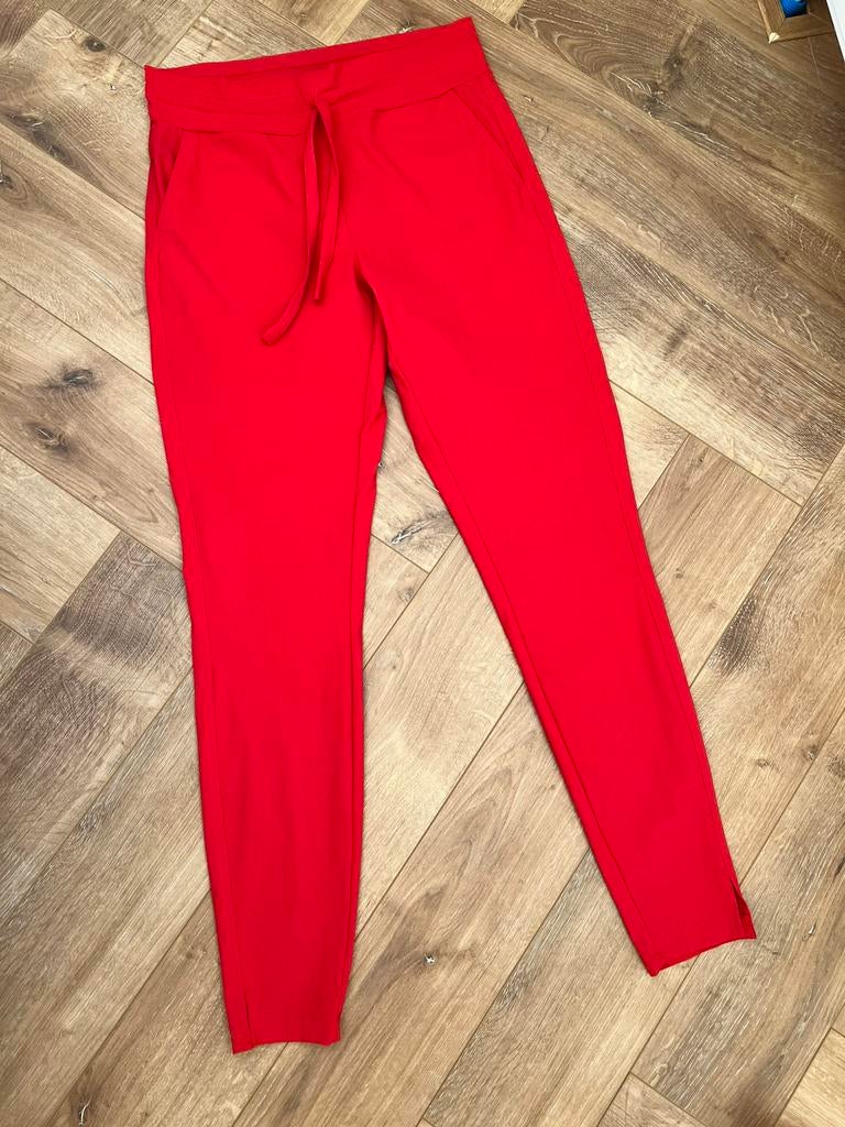 Studio anneloes downstairs broek M rood travelstof, Kleding | Dames, Broeken en Pantalons, Maat 38/40 (M), Ophalen of Verzenden