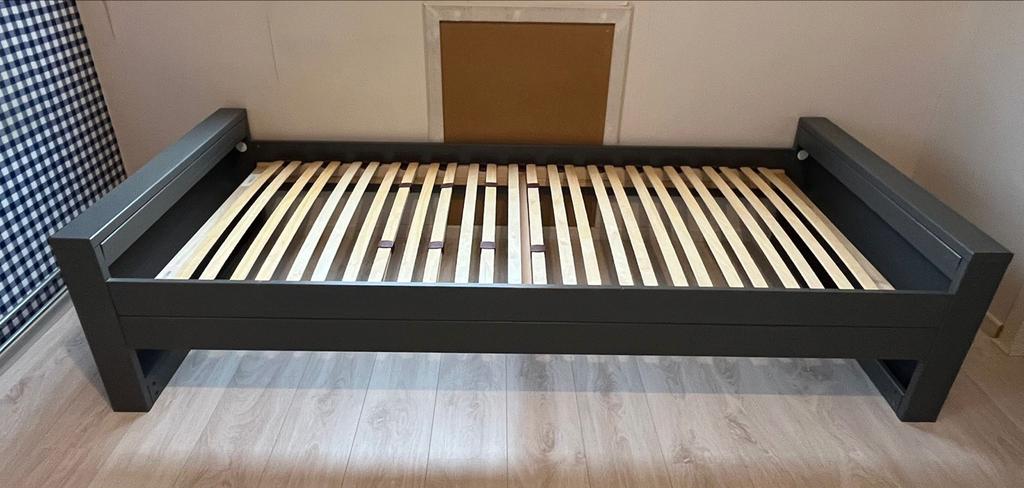 WOOOD eenpersoonsbed Dennis Steel Grey 90x200cm, Ophalen, Gebruikt, 90 cm, Eenpersoons