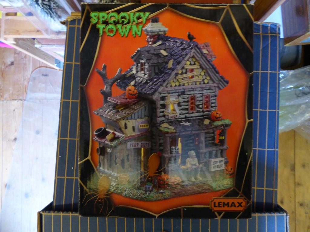 Lemax Item -  Creepy neighboorhood house - ik ruim op, Diversen, Kerst, Ophalen of Verzenden, Nieuw