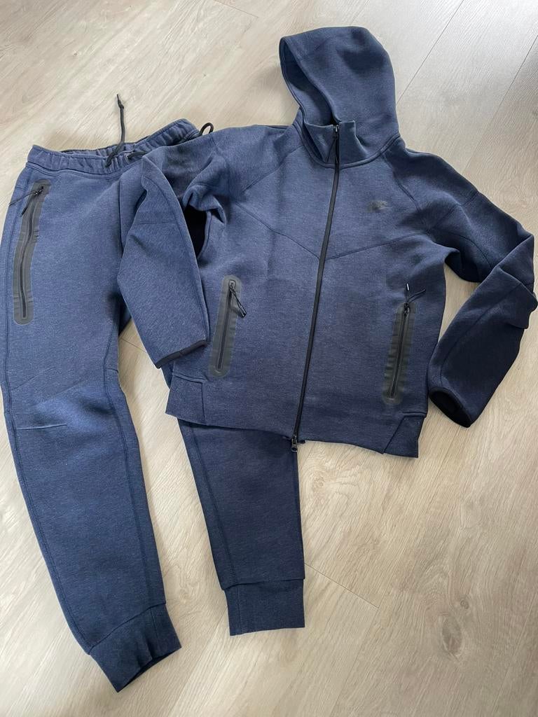 Zeer mooi nike tech fleece pak in het donker blauw, maat s, Blauw, Ophalen of Verzenden, Zo goed als nieuw, Algemeen