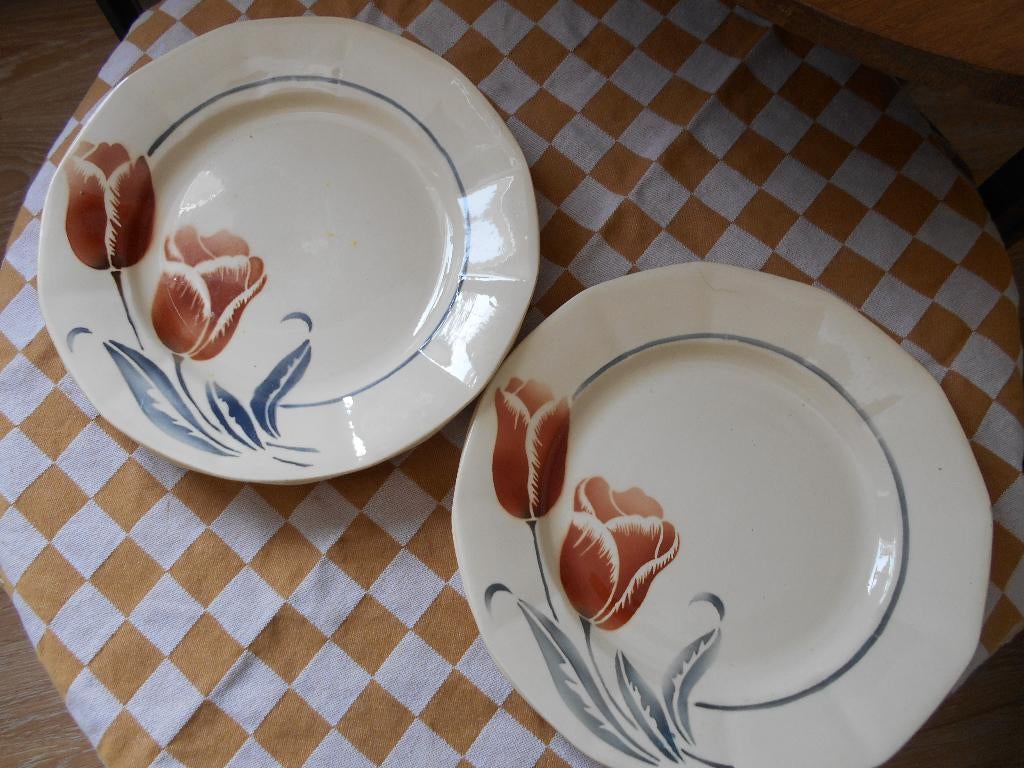 Oude franse bordjes met een tulp, Ophalen of Verzenden