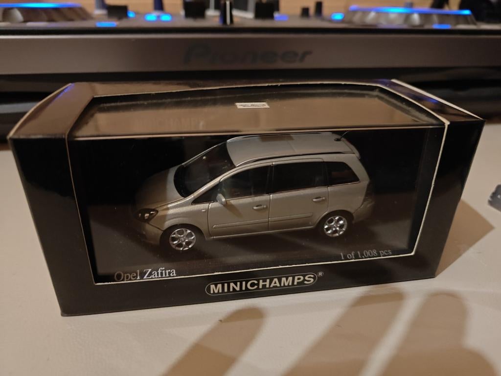 Minichamps Opel Zafira B zilver 1/43, Hobby en Vrije tijd, Ophalen of Verzenden, Nieuw, Auto, MiniChamps