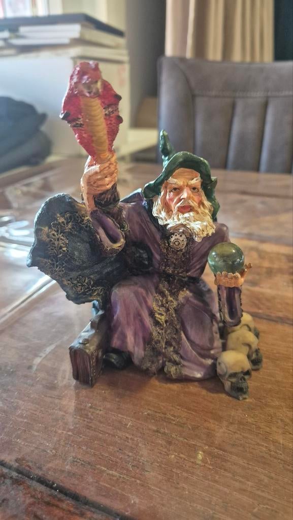 Beeldje tovenaar met slang en kristallen bol, Ophalen of Verzenden