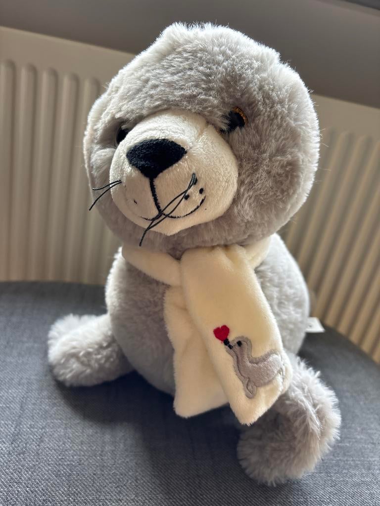 Schattige Ameland grijze zeehond knuffel met sjaal, Kinderen en Baby's, Ophalen of Verzenden, Zo goed als nieuw, Overige typen