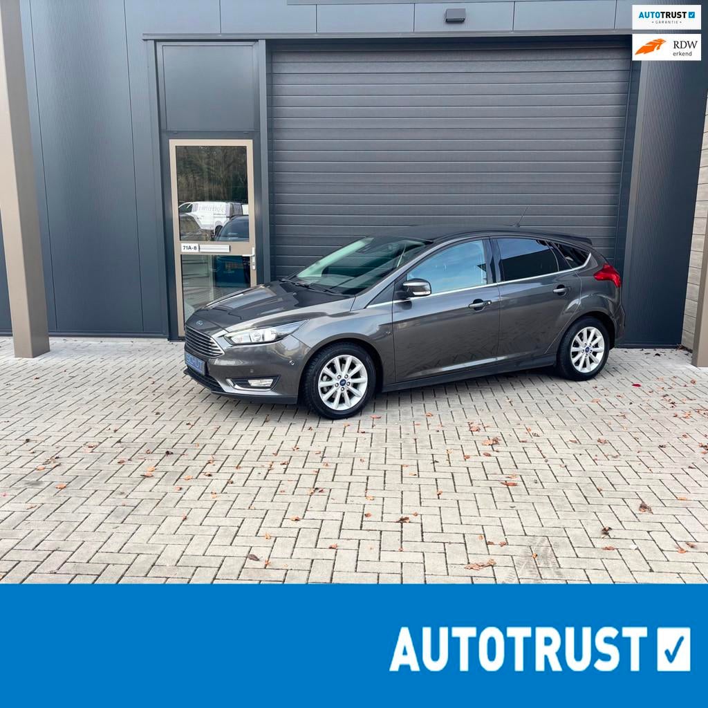 Ford Focus 125pk Titanium CAMERA | CARPLAY | PARK ASSIST | S, Gebruikt, Zwart, Origineel Nederlands, Handgeschakeld