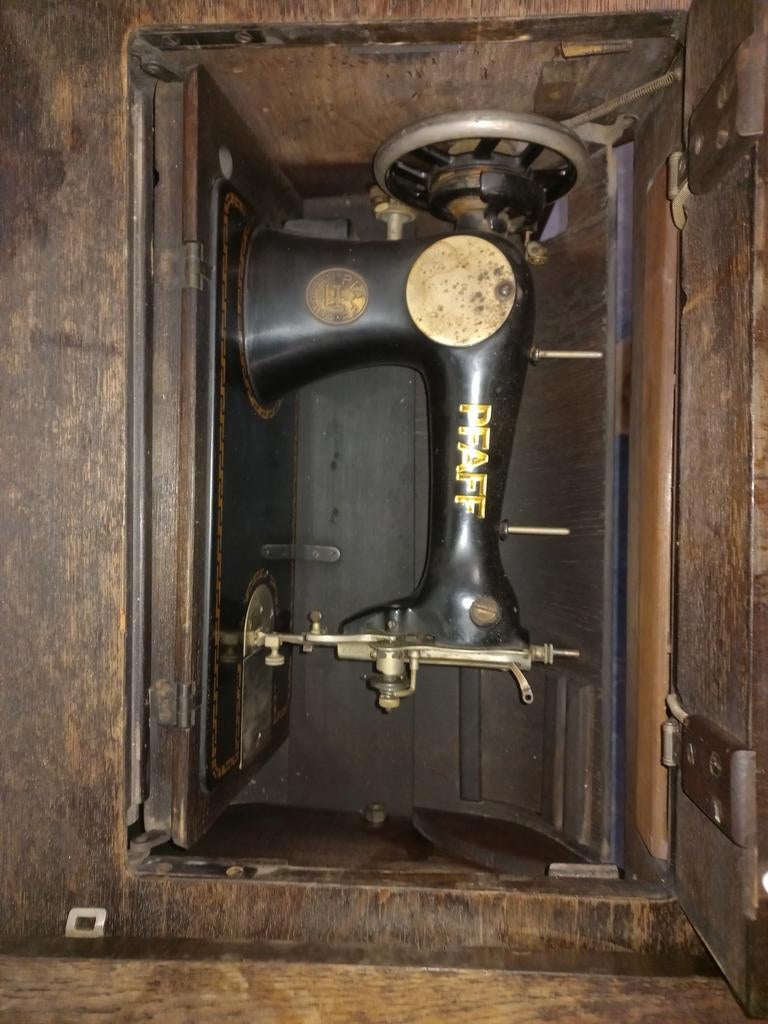 Pfaff 31 Klassieke Mechanische Naaimachine met Tafel, Ophalen