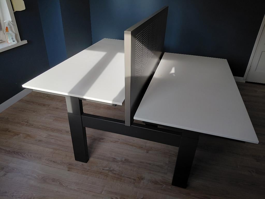 Dubbel bureau met tussenscherm, Ophalen, In hoogte verstelbaar, Gebruikt