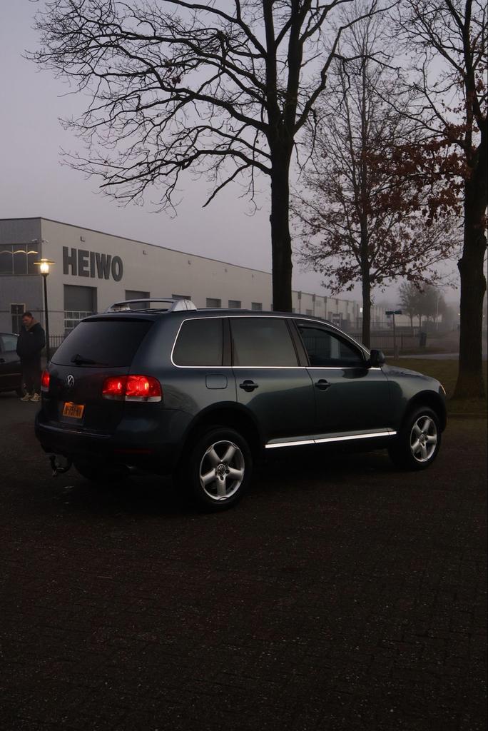 Volkswagen 2004 Grijs, Auto's, Automaat, 4172 cc, 8 cilinders, Leder