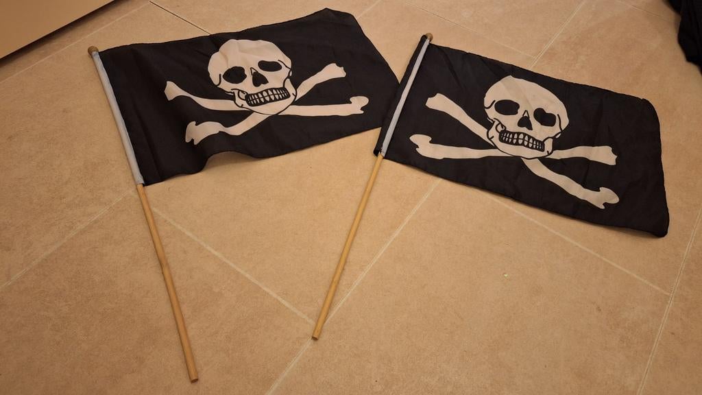 Piratenvlaggen met doodskop, Diversen, Ophalen of Verzenden, Zo goed als nieuw