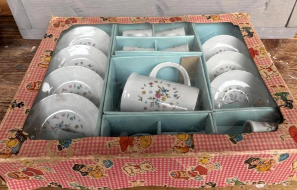 Porseleinen kinderservies uit de jaren zestig!, Gebruikt, Ophalen of Verzenden, Overige stijlen, Porselein