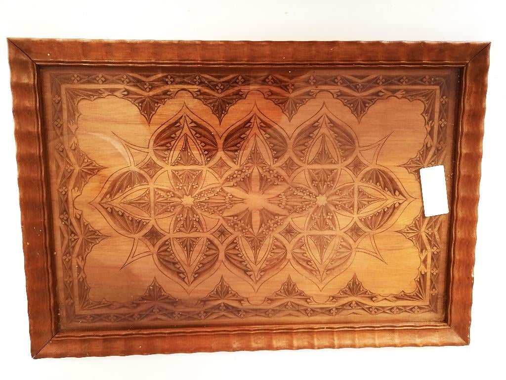 Antiek dienblad met Fries kerfwerk, met glasplaat, Huis en Inrichting, Woonaccessoires | Dienbladen, Zo goed als nieuw, Hout, Rechthoekig