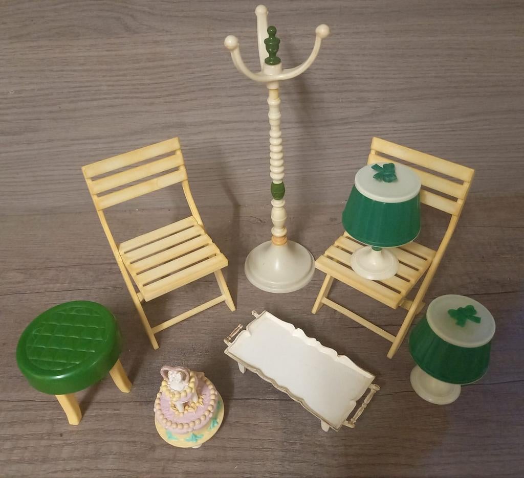 Vintage barbie meubeltjes en stoelen., Ophalen of Verzenden, Zo goed als nieuw, Poppenhuis