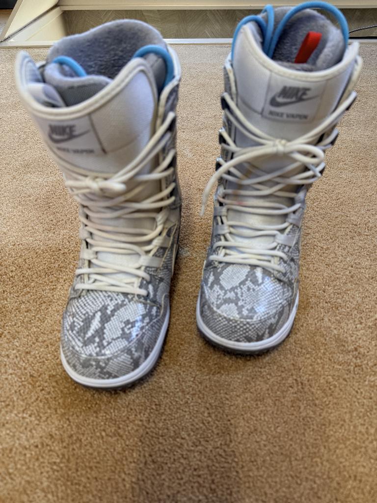 Unieke Nike snowboard-boots met slangenprint., Sport en Fitness, Snowboarden, Ophalen of Verzenden, Gebruikt, Schoenen