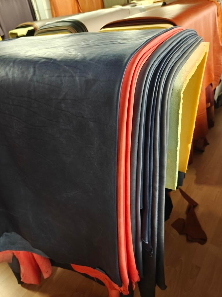 Leren huiden al vanaf 16,50 € per vierkante verkrijgbaar, Ophalen of Verzenden, Nieuw, Leer of Kunstleer, 30 tot 200 cm