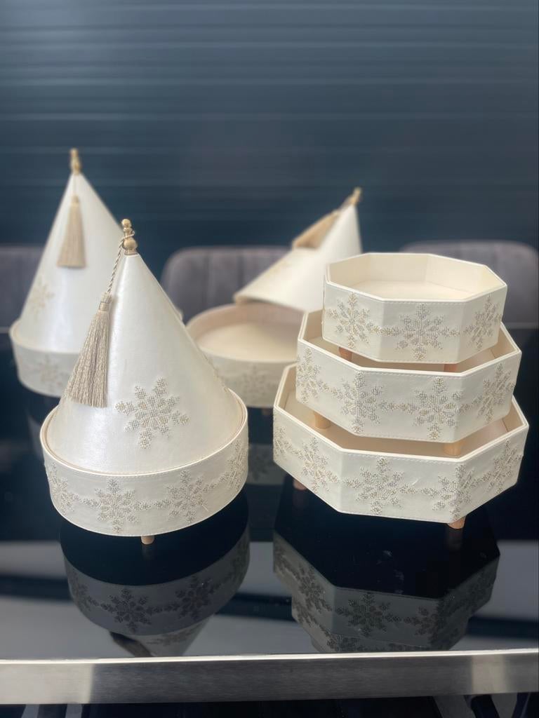 Tyafer en schalen met borduursels te huur - koekjes, hapjes, Ophalen, Zo goed als nieuw