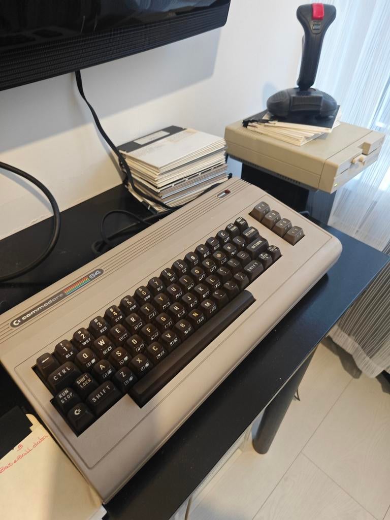 Commodore 64 met diskettestation en joystick, Ophalen, Commodore