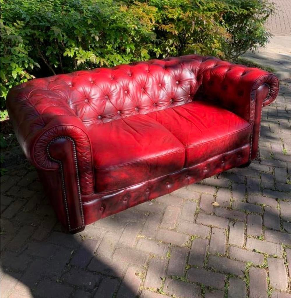 Bank Origineel Chesterfield Oxblood rood twee zit bank., Huis en Inrichting, Banken | Bankstellen, Ophalen of Verzenden