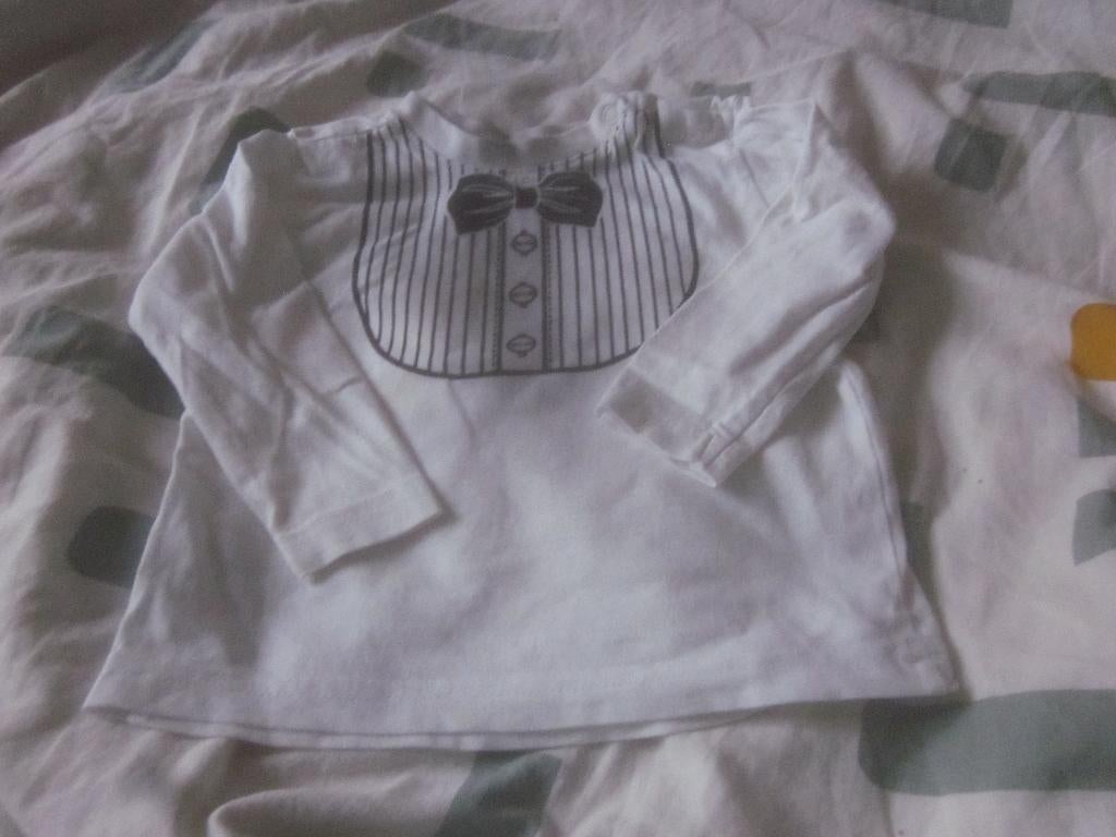 Mooi wit/zwart shirtje opdruk deel blousje/vlinderstrikje 74, Kinderen en Baby's, Ophalen of Verzenden, Zo goed als nieuw, Jongetje