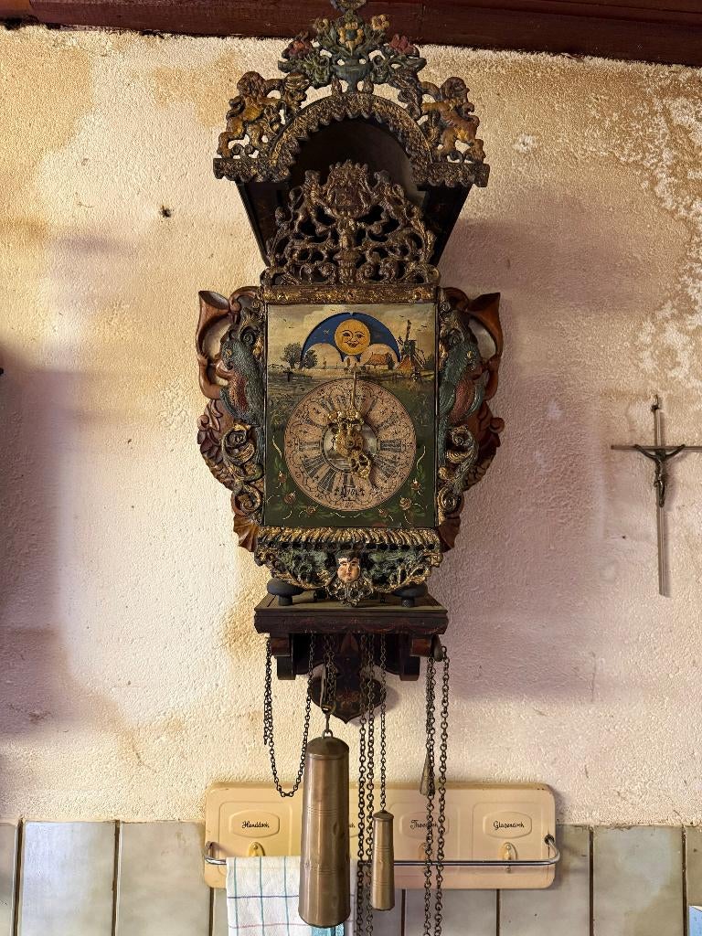 Oude Friese stoelklok – rijk gedecoreerd – compleet, Antiek en Kunst, Antiek | Klokken, Ophalen