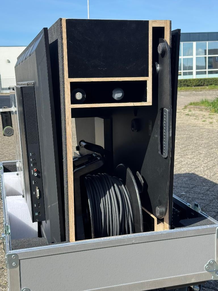 2x ViewSonic CDE5520 (55" 4K) in flightcase, Ophalen of Verzenden, Zo goed als nieuw