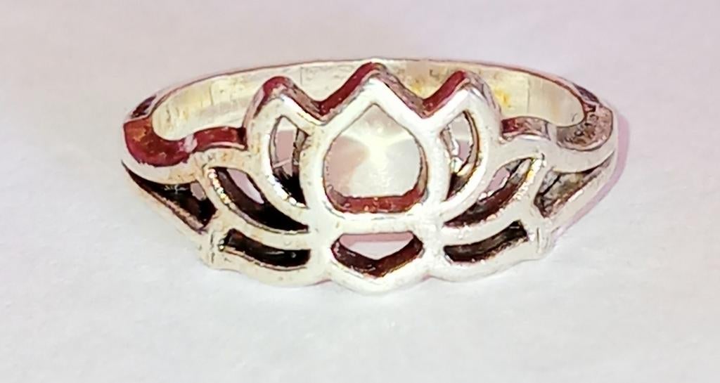 Zilverkleurige Lotus Bloem Ring, Sieraden, Tassen en Uiterlijk, Ringen, Gebruikt, Ophalen of Verzenden, 17 tot 18, Dame