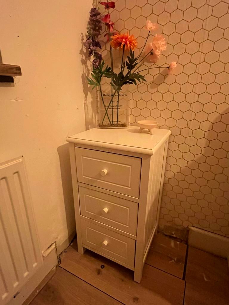 Wit lade kastje / nachtkastje met 3 lades, Huis en Inrichting, Kasten | Ladekasten, 3 of 4 laden, Ophalen, Gebruikt