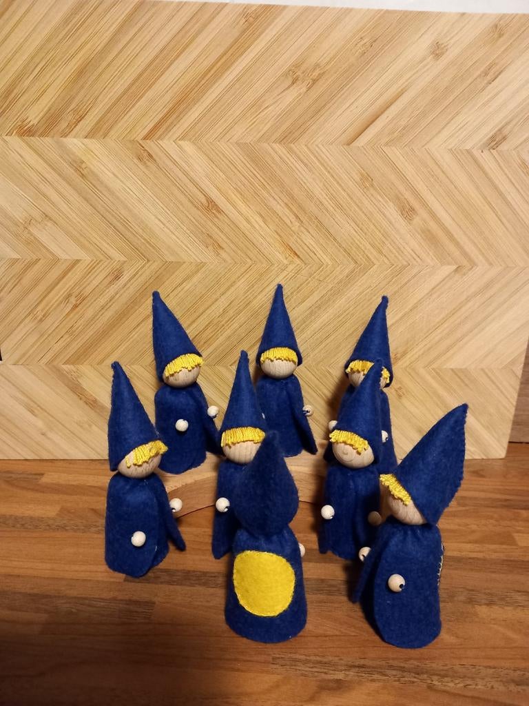 8 Vilten Kabouters met Maanfasen - Jaarring/Seizoenstafel, Hobby en Vrije tijd, Vilt, Ophalen of Verzenden, Nieuw, Figuurtje(s)